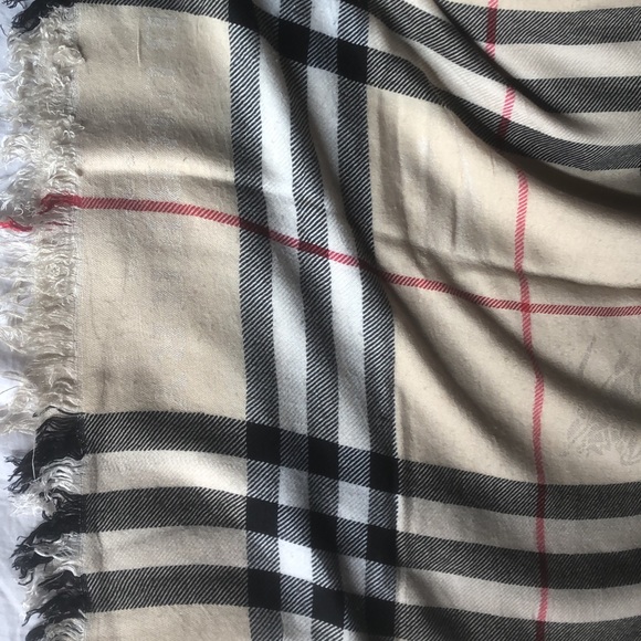 - Authentic BURBERRY stole - Picture 5 of 6